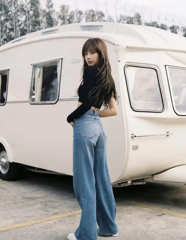 lisa不愧是"人间芭比",私服穿搭可盐可甜,跟着lisa学起来!