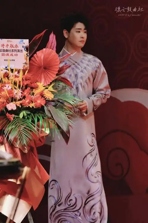 张云雷刺绣大褂