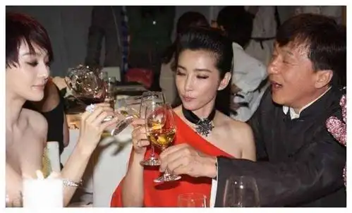 早年与"双冰"饮酒照曝光,在没有任何滤镜下,颜值高低一目了然_李冰冰