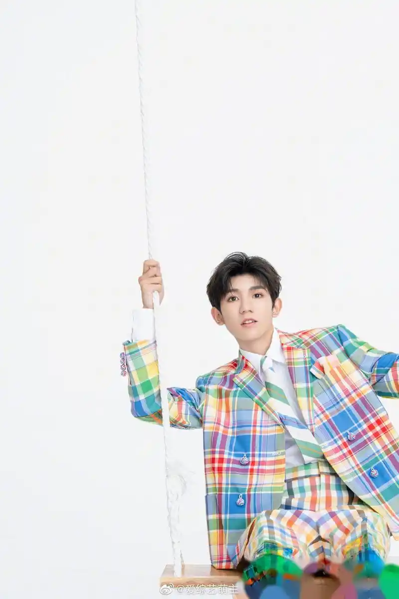 王源荡着秋千,拿着相机拍照好可爱, 王源新歌《彩虹云朵》七夕浪漫