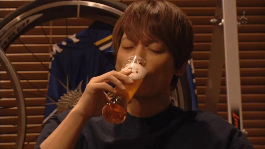 喝酒是分手后很多男人的选择 / 《家族的形式》