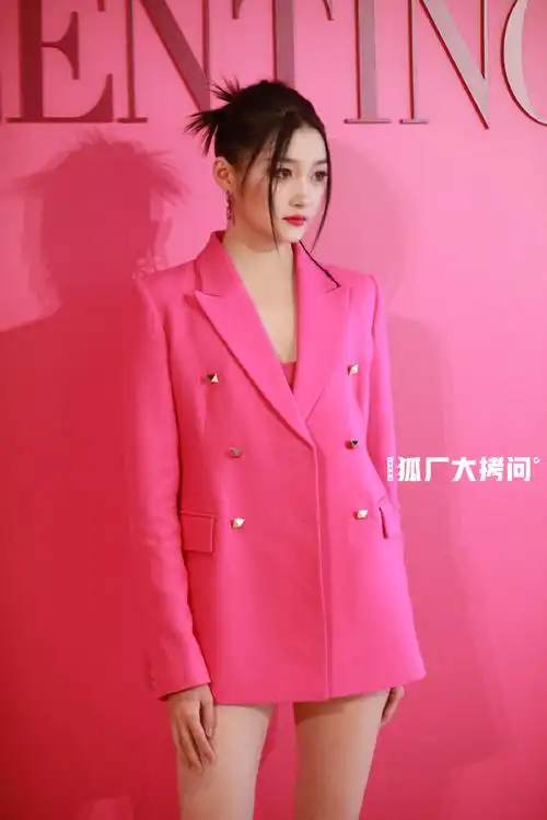 关晓彤粉色西装造型看秀生图##关晓彤玫红色西装造型