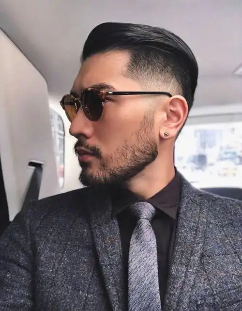 仔细观察bella的装束,发现她还戴着与高以翔同款的情侣耳钉,脖子上也