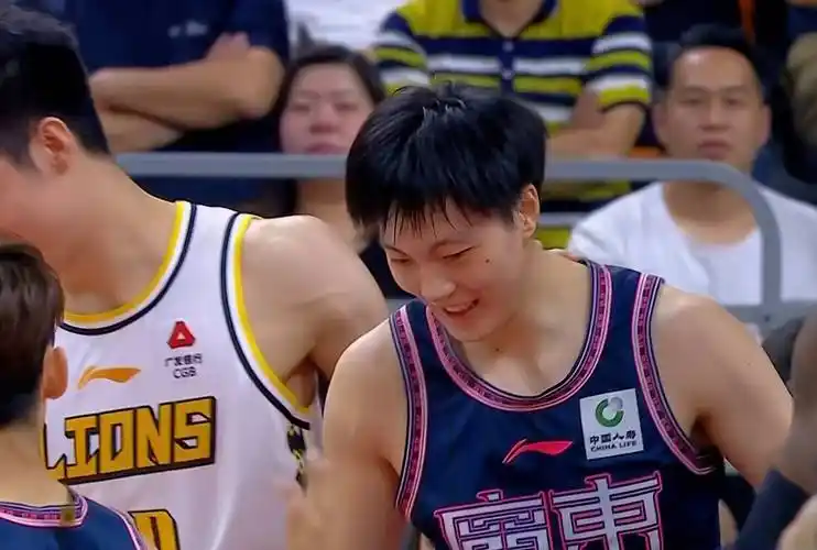 此前,广东队在第二阶段的锋线是张文逸,马尚,杜润旺,张皓嘉,而后卫线