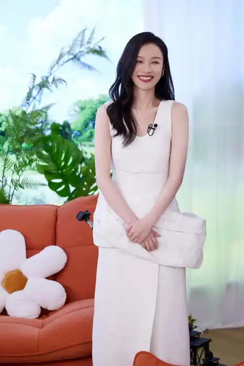 倪妮  一袭无袖白裙,简约而不简单,搭配珍珠耳环与黑色长发,优雅气质