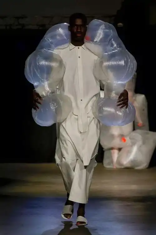 lv推出新款充气背心售价2万6起看看谁家的服装更气人