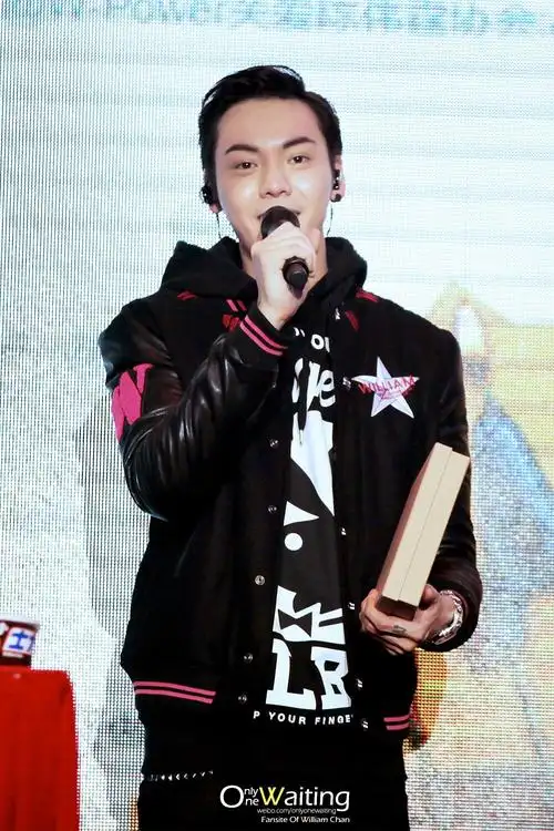 141121 生日会 (图源: 微博@onlyonewaiting_陈伟霆应援站)