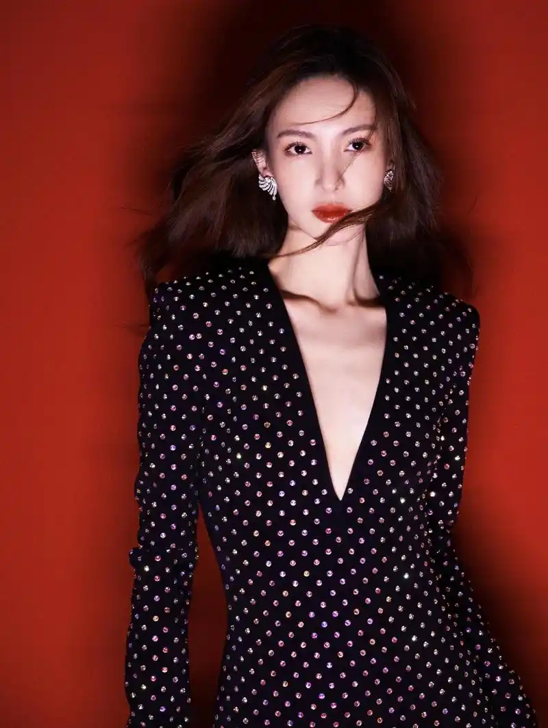 金晨对自己的身材真自信,穿v领连衣裙精致高级,魅力十足