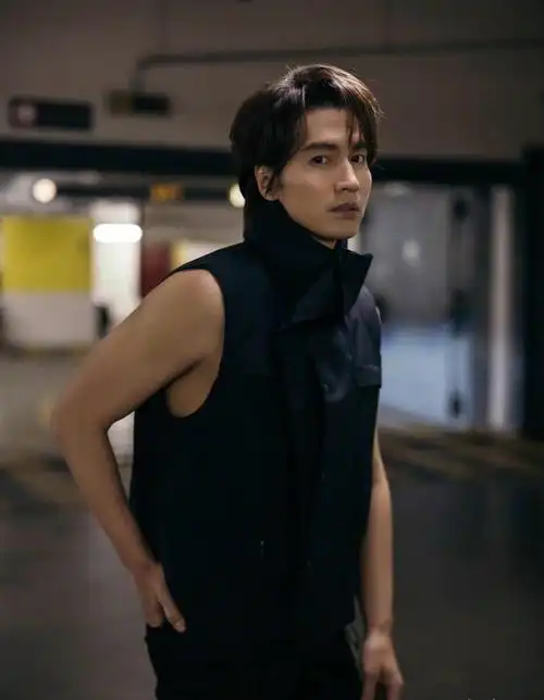 言承旭最新氛围感随拍心动指数满分成熟帅气的男性魅力