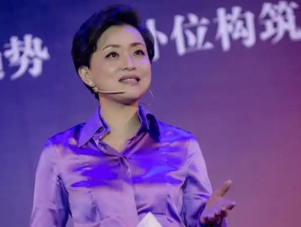 杨澜-杨澜个人资料及图片杨澜简介年龄身高八卦-小薇女性时尚