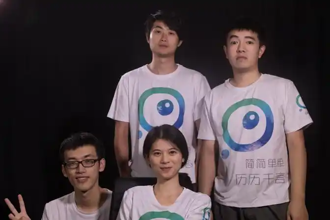 暂时只有四个人合照,陆续接着拍