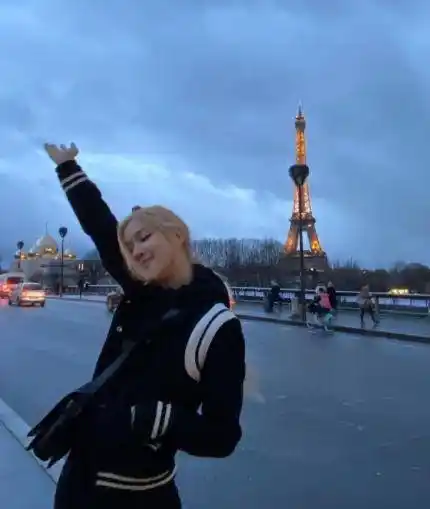 23岁朴彩英巴黎度假照,棒球服 马尾辫,青春靓丽feel十足