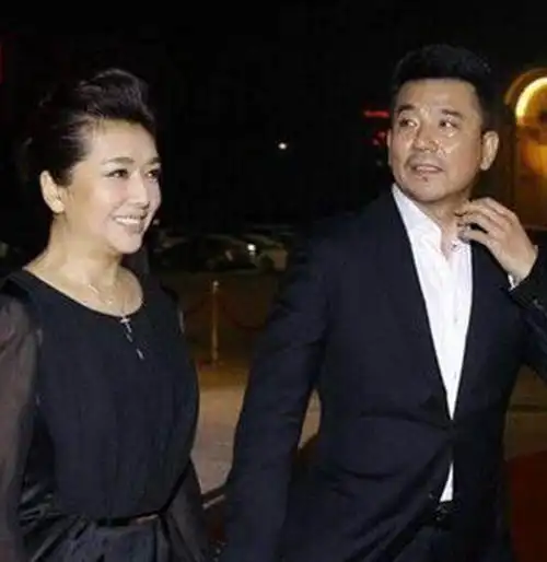 53岁江珊近照,女儿长得比她还美,小15岁老公比靳东还帅_腾讯新闻