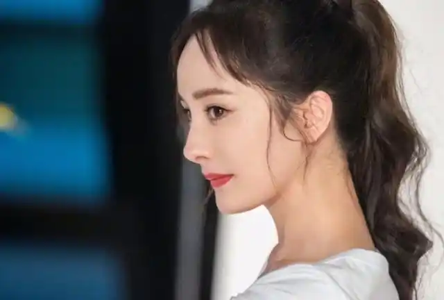 杨幂的自拍照经常只露半脸,侧脸,很少有全脸的照片,这是为啥