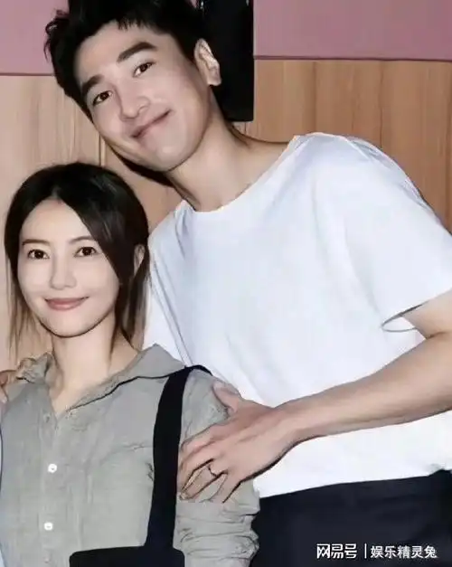 赵又廷带女儿骑车被拍过马路扛自行车父爱满满高圆圆打扮亮眼