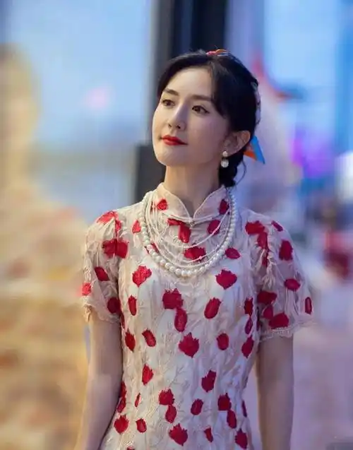 第二个谢娜第一个刘令姿我们来看看女明星们的旗袍表演旗袍诞生于20