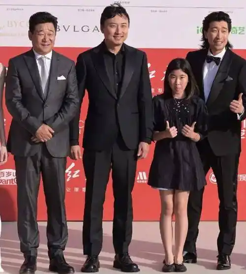 王千源一家三口罕见同框,妻子时髦气质好,网友:这父女俩也太像了