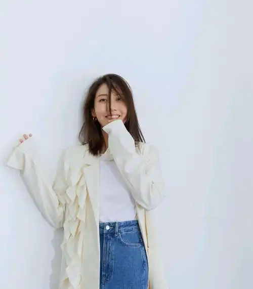 高露素颜现身机场,一身黑的穿搭look,很接地气