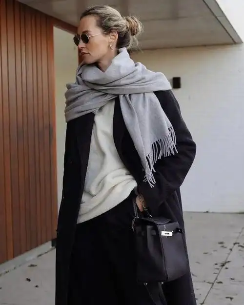 黑色和灰色碰撞搭配很好看,彰显低调成熟的个性