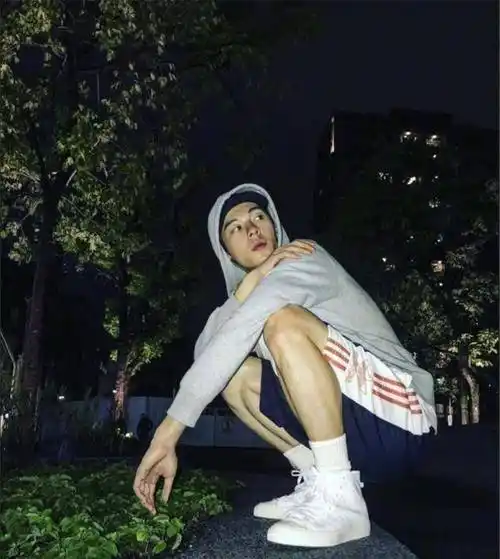 宋威龙霸气壁咚俘获迷妹心,许光汉站着也撩人!_感觉_剧中_白色