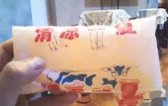 后来有了一角钱的小冰五角钱的大冰,一时间风靡了整个夏天,人手一袋儿