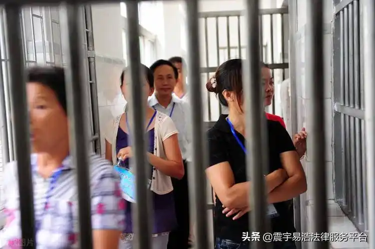 民警为涉毒女孩过19岁生日吸毒被抓拘留一般是多长时间