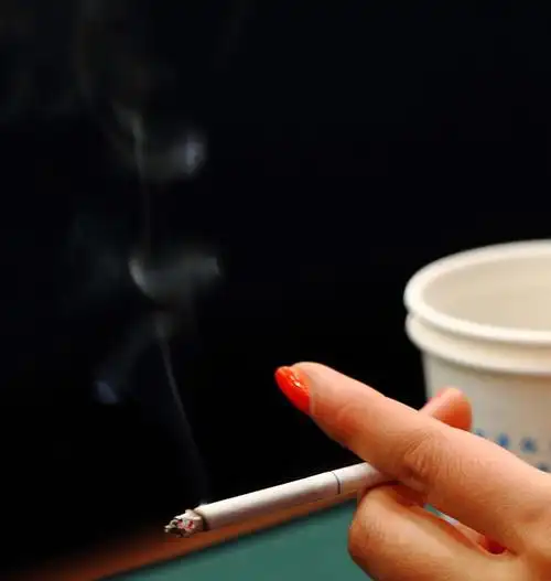 佳能品牌 > 正文 在安庆2012"文化龙年"新春联谊会上,感觉这手指和烟