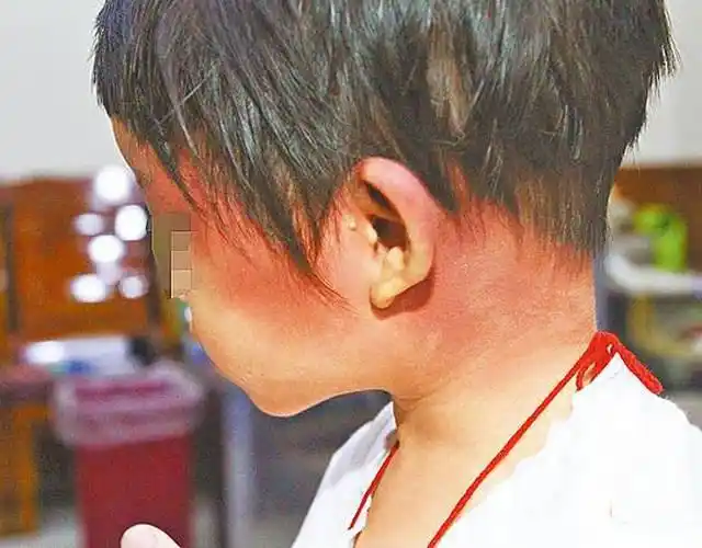 3岁女童在父亲遇难身亡时遭男子凌虐