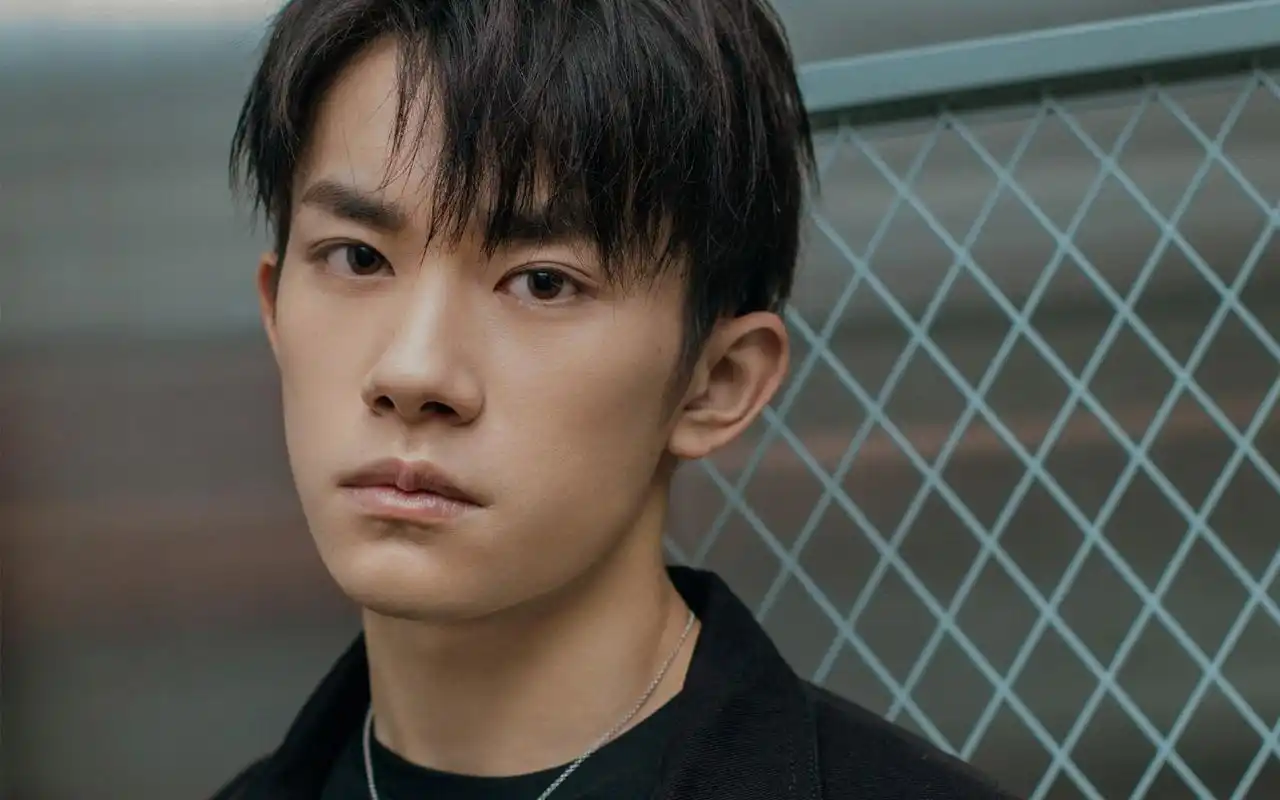 易烊千玺杂志照片高清电脑壁纸