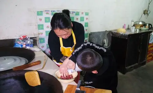 明天就是预产期,农村孕妇挺着大肚子为儿子做一道美食,味道不错