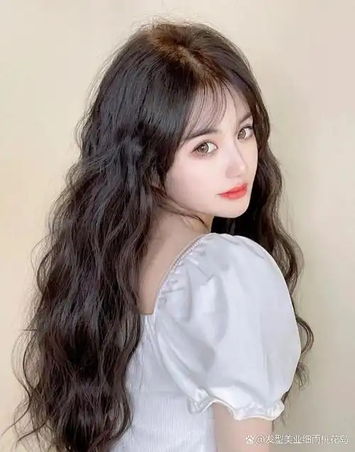 烫出来的头发是自然蓬松有型,轻盈有空气感,减龄又显气质,大部分女生