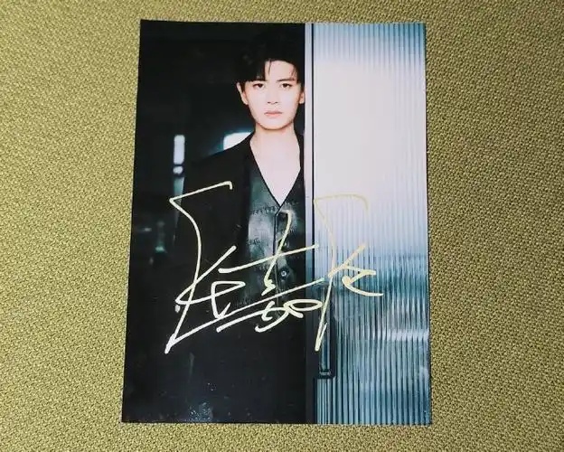 任嘉伦411生日快乐#喵喵福利来了,抽一名【铁粉】送任嘉伦签名照!