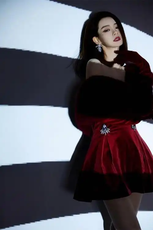 戚薇分享新年妆造