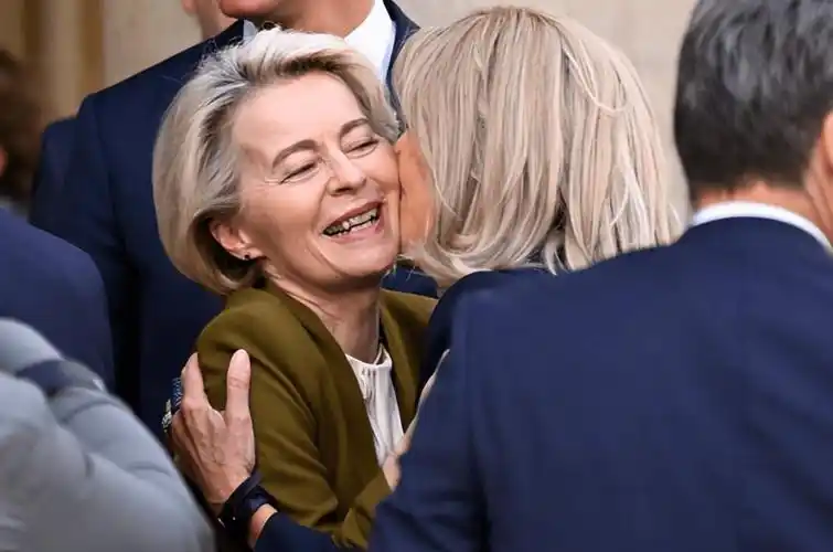 66岁冯德莱恩,搂着法国夫人贴脸好似闺蜜,德国夫人却像多余的人