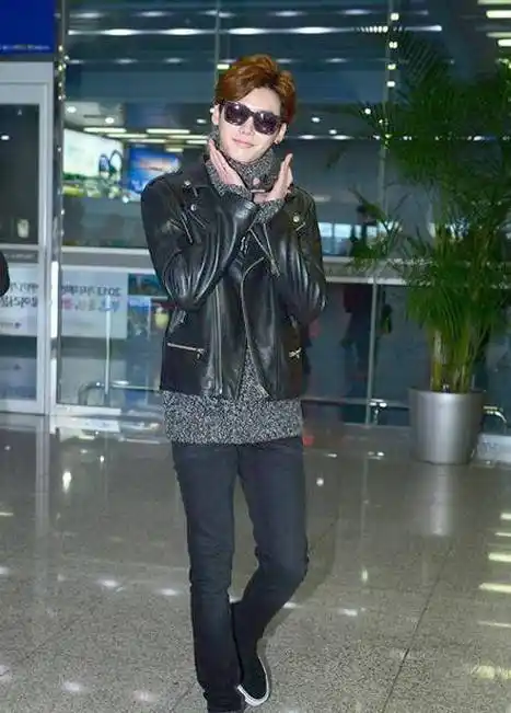 人气偶像李钟硕时尚穿搭,高领毛衣尽显暖男气质_皮衣_外衣_风衣