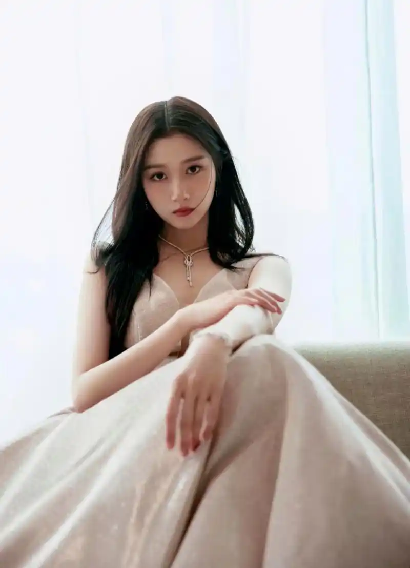 关晓彤# 一袭香槟金色深v礼裙,甜美清纯的容颜,纤瘦高挑的身材,白皙