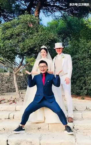 8月21日的晚上,"新婚燕尔"的金星晒除了婚礼现场的照片,没有华丽丽的