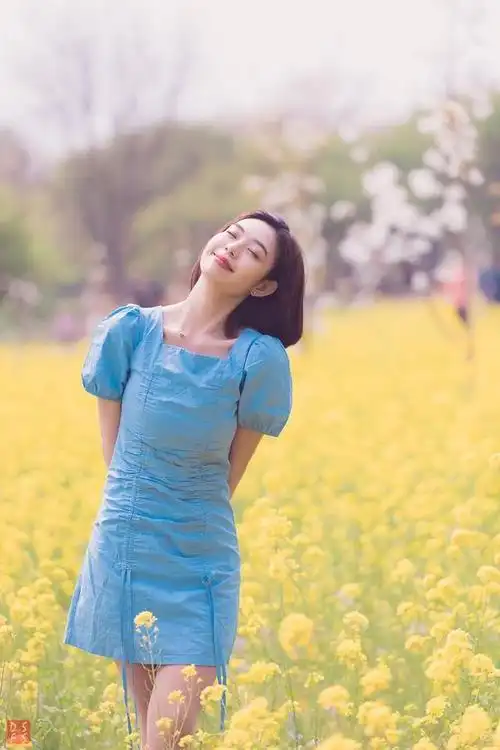 一个人拍照,如何摆拍好看,这组姿势可参照,自然气质,上镜漂亮