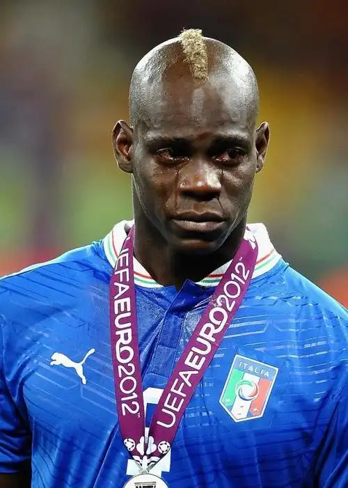 6块腹肌消失,肚子全是赘肉,无球可踢太惨|腹肌|巴洛特利|巴神_新浪