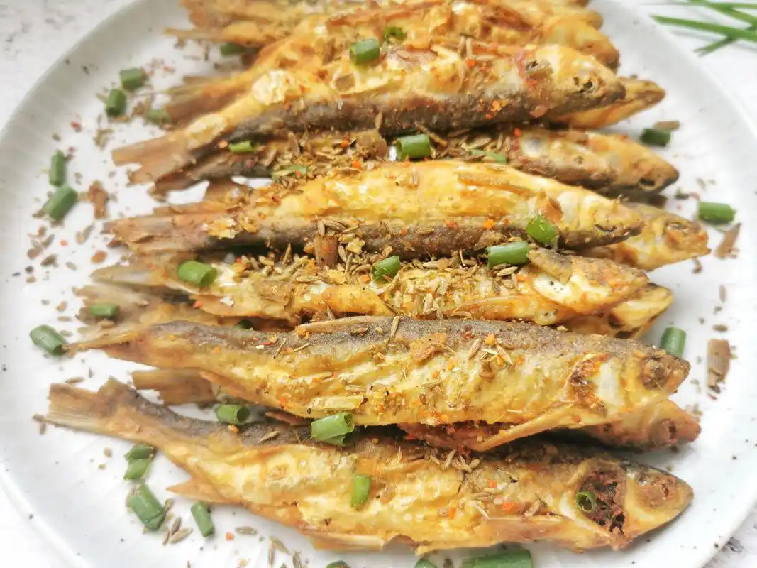 白条鱼怎么做好吃?分享农村家常做法,焦香酥脆,连刺都能吃