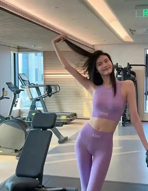 何穗从模特到跨界艺人的华丽转变