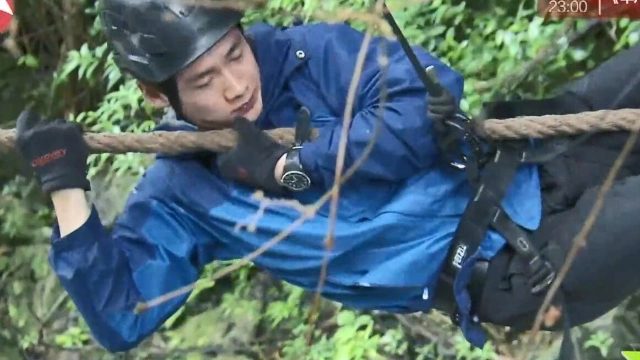 跟着贝尔去冒险白敬亭刚出发就遇到意外倒挂着无法翻身