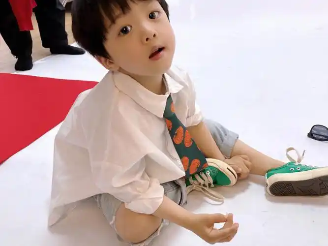 今天又是拍明星照的一天啊开心#宝宝日常穿搭指南#骗你生儿子#儿子