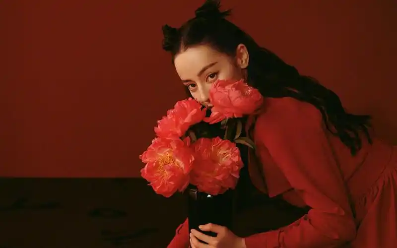 迪丽热巴红裙国风高清桌面壁纸