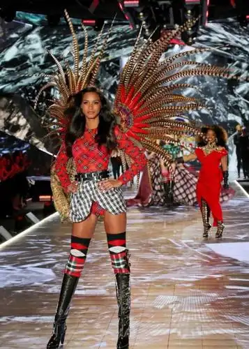 维密走秀:性感超模身穿时尚设计服饰,走出性感猫步,迷人万分!