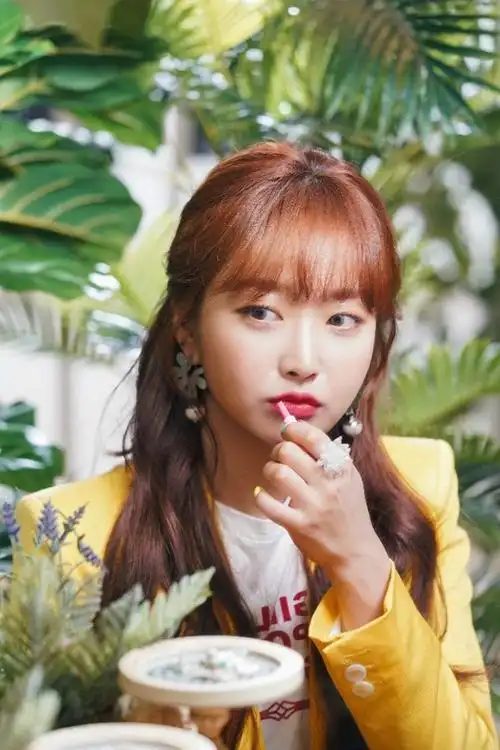 原名裴振英(         ),1993年2月19日出生于韩国,韩国女歌手