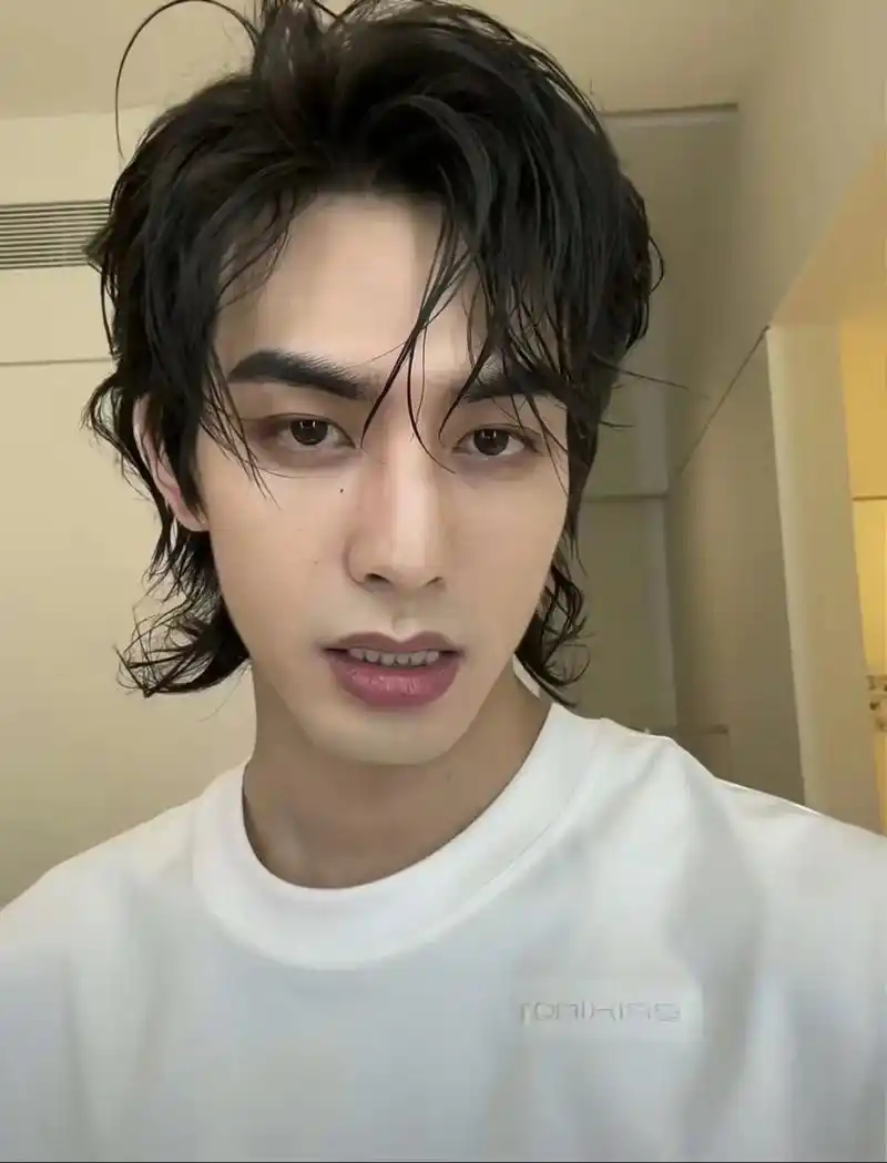 没有技巧 就是硬帅#理想型 #男朋友#宋威龙 #当理想型具象 - 抖音