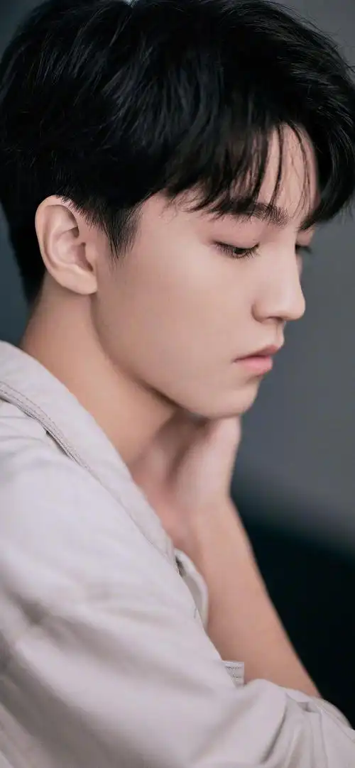 王俊凯冷酷霸气帅气的人壁纸