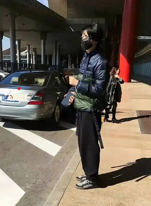 在街头偶遇王菲,普通羽绒服又土又俗,却被她穿的好高级,一点不像55岁