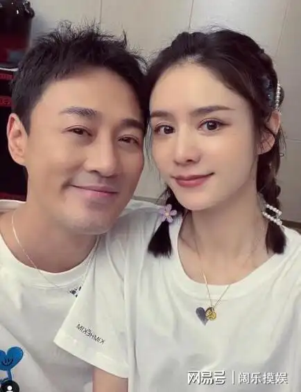 林峯妻子张馨月带娃坐飞机 1岁女儿背影出镜软萌可爱|林峰|外面的世界